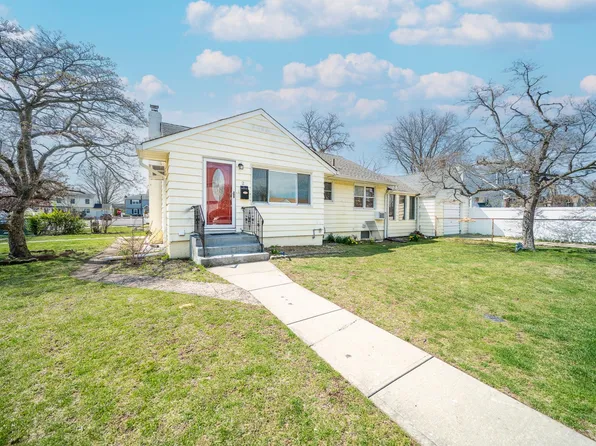 2 Ferndale Drive, Hicksville, NY 11801