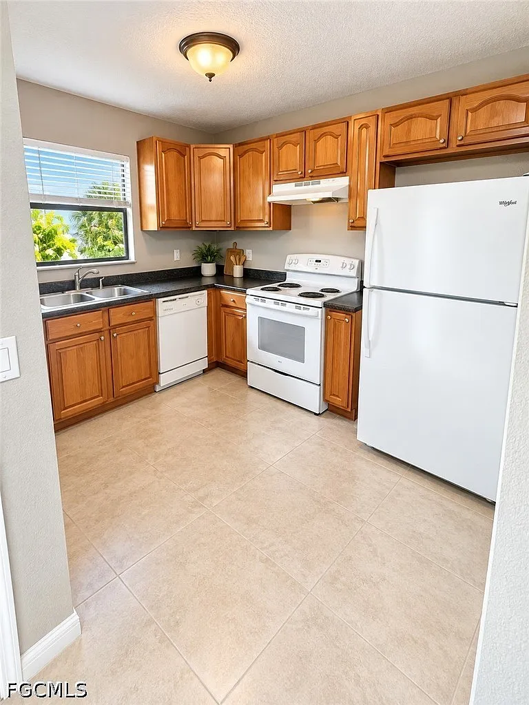 2 bed, 1.0 bath, 976 sqft, $1,250 — Photo 2