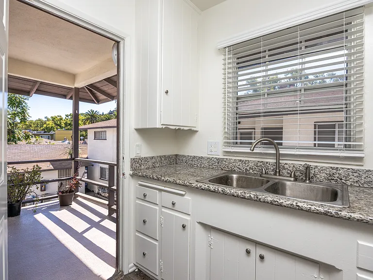 Verdugo Plaza Apartments — Photo 28