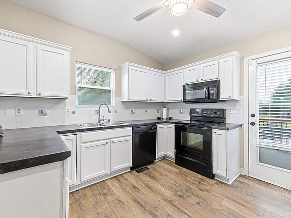 5th image of 216 W Poplar St
