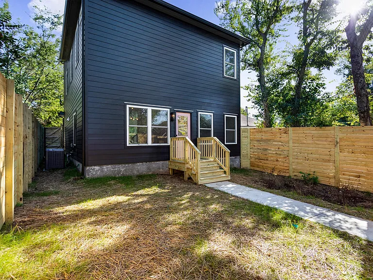 2714 Batavia St — Photo 30