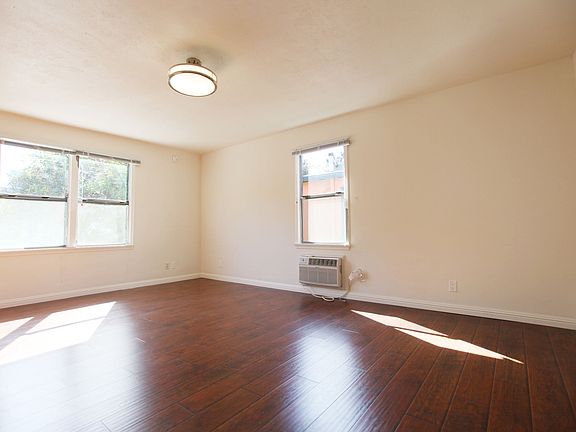 2nd image of 858 Lincoln Blvd APT 6