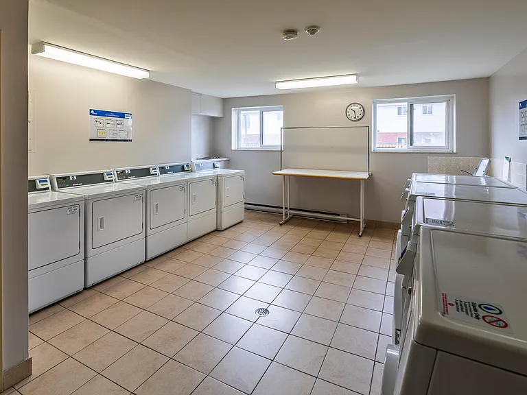 122 A Bronte St S — Photo 12