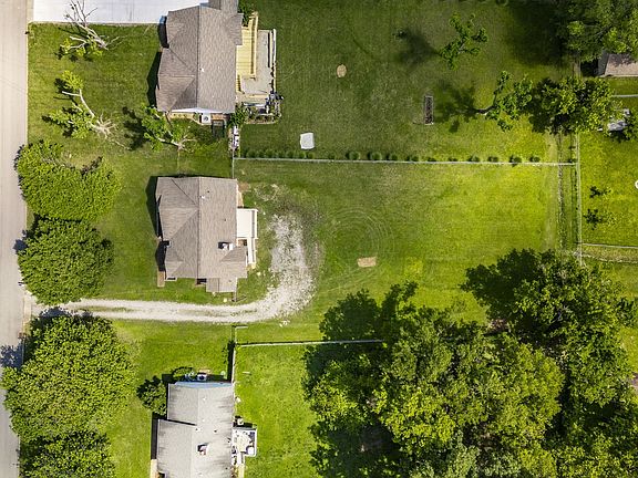2nd image of 209 Northwoods Dr
