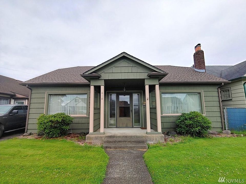 Cute bungalow style Arts & Crafts home. Driveway with off street parking for 2 cars at left of photo.
