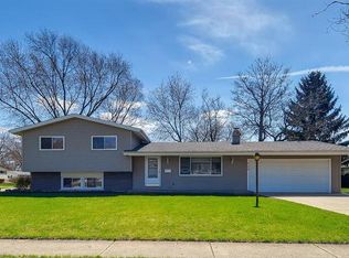 650 Devonshire Ln, Crystal Lake, IL 60014