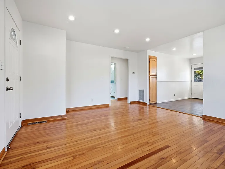 218 Mora St — Photo 15
