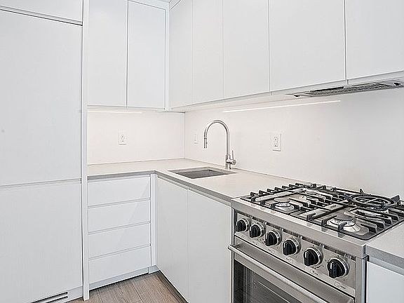 5th image of 114 W 80th St