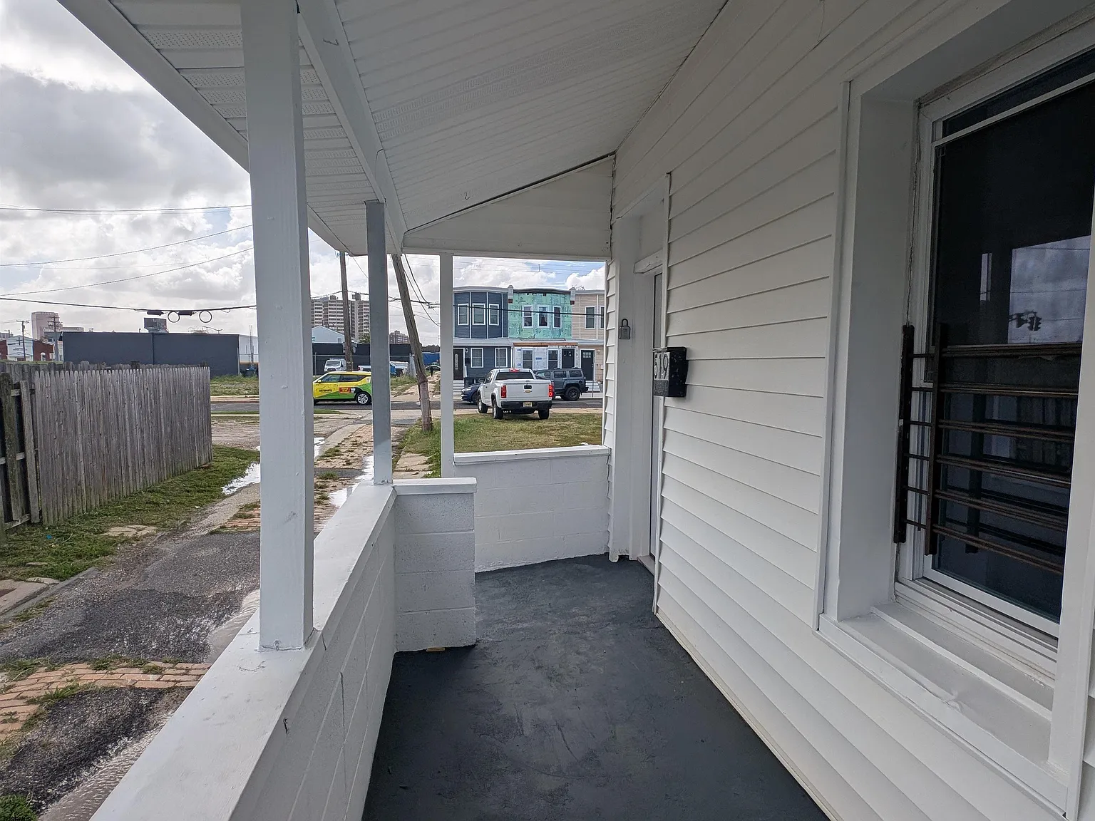 3 bed, 1.0 bath, 1020 sqft, $2,300 — Photo 4