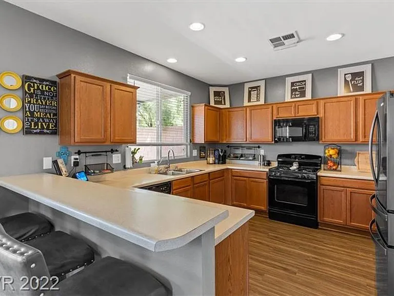 7725 Donner Peak St — Photo 4