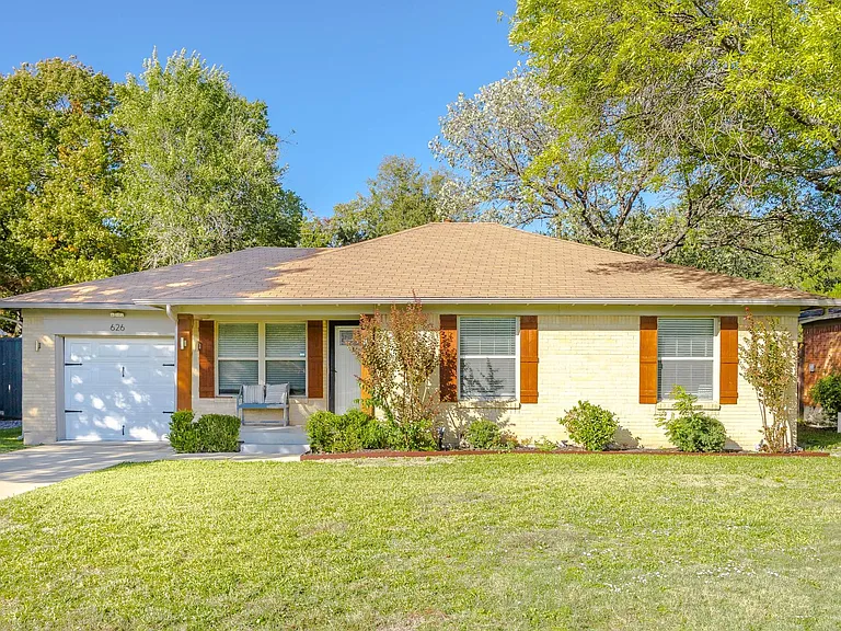 626 Sherwood Dr — Photo 1