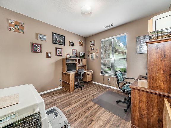 4th image of 1121 Eastbrook Dr