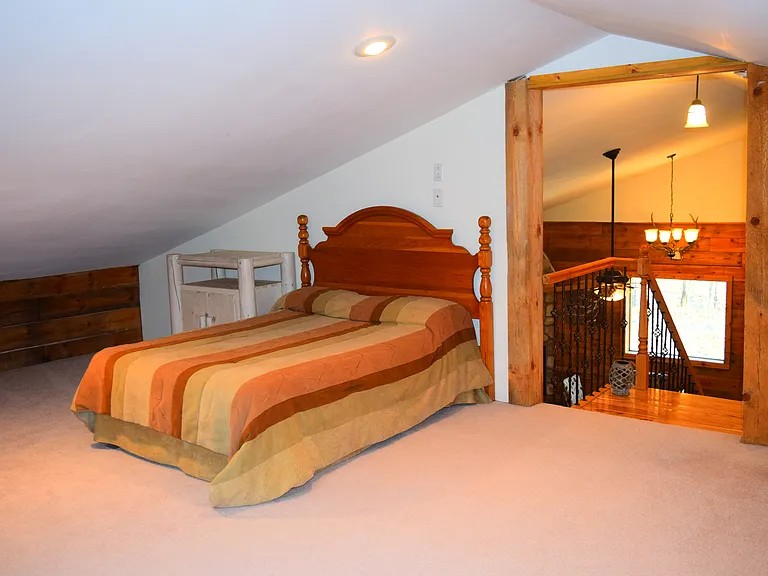 Upper bedroom/loft