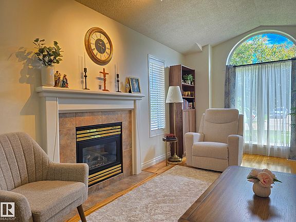 4th image of 22 Dunfield Cres