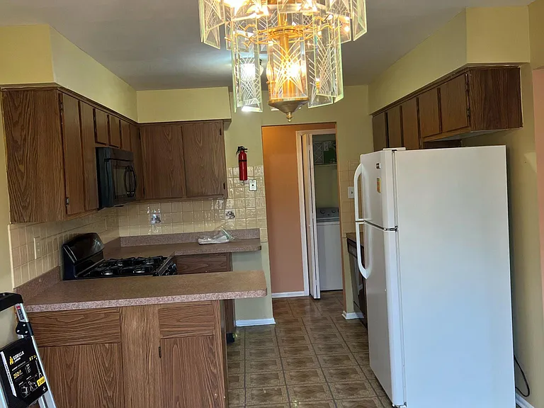 1811 Green Hollow Dr — Photo 13