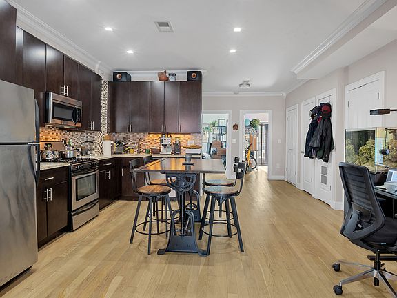 2nd image of 132 De Graw St #2