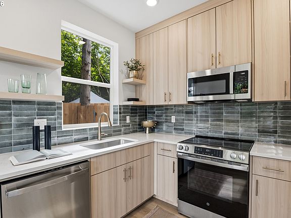 4th image of 4064 SE Long St