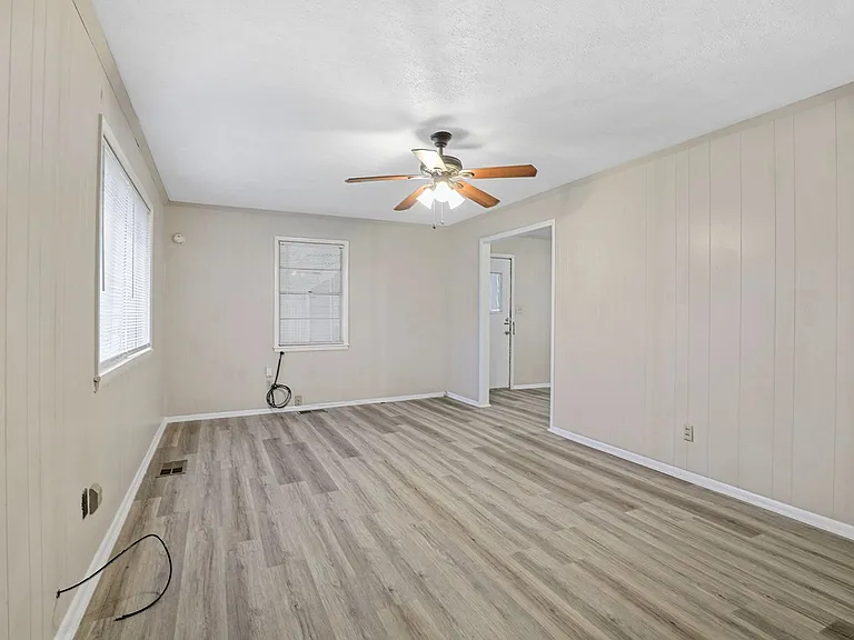 303 W Davis St — Photo 9