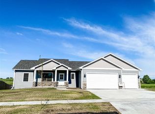 37 S Windmill Rdg, Evansville, WI 53536