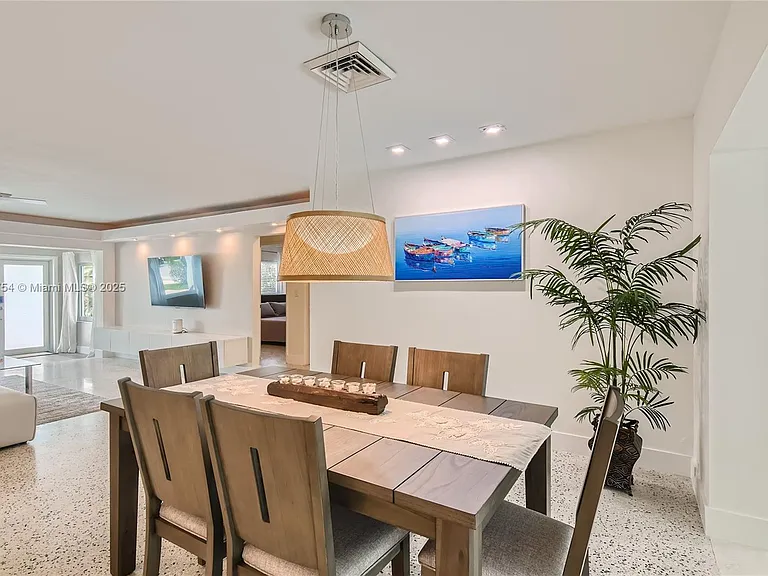 262 Bombay Ave — Photo 11