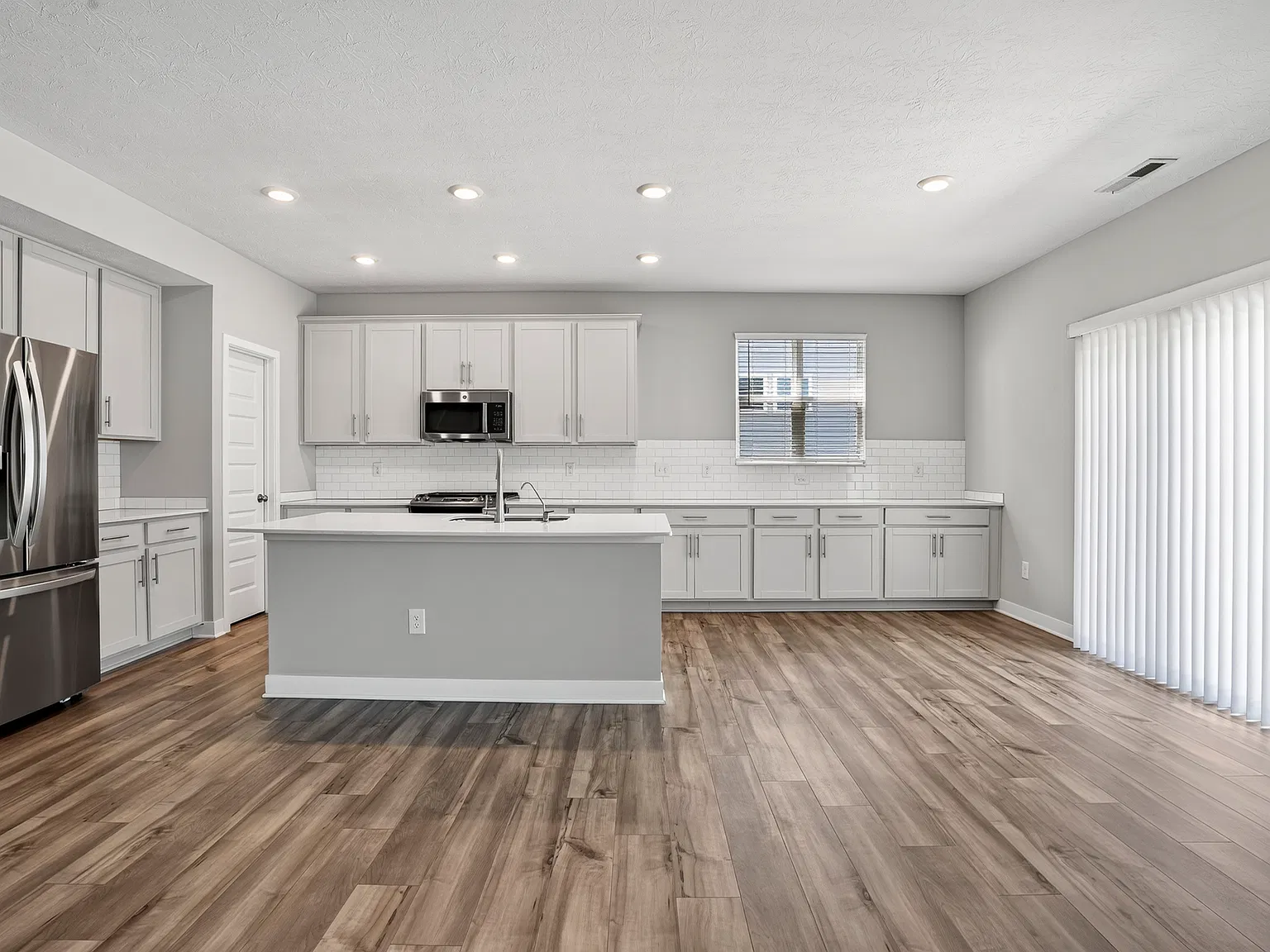 5 bed, 3363 sqft, $2,995 — Photo 3