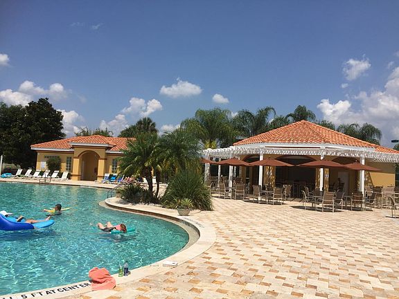 another picture of the pool area