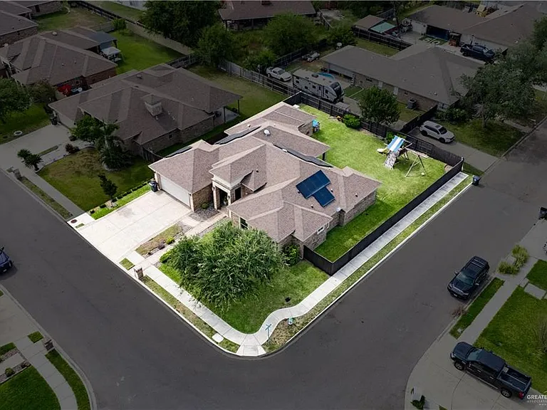 2425 Pebble St — Photo 39