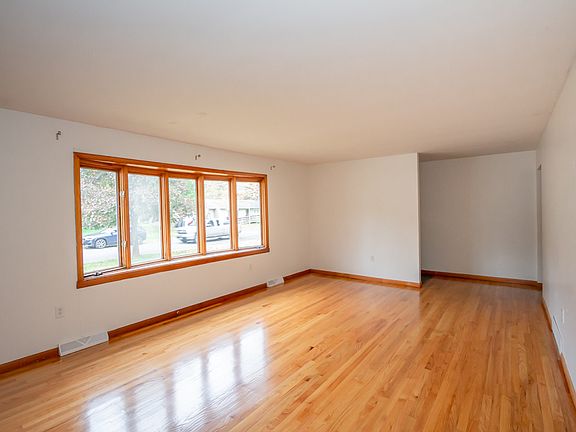 4th image of 7 Walter Dr