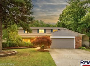 3670 Kings Point Dr, Troy, MI