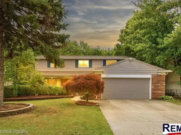 3670 Kings Point Dr, Troy, MI 48083