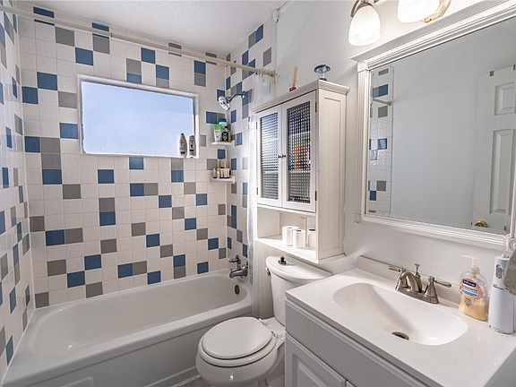 3rd image of 728 Garnet Dr