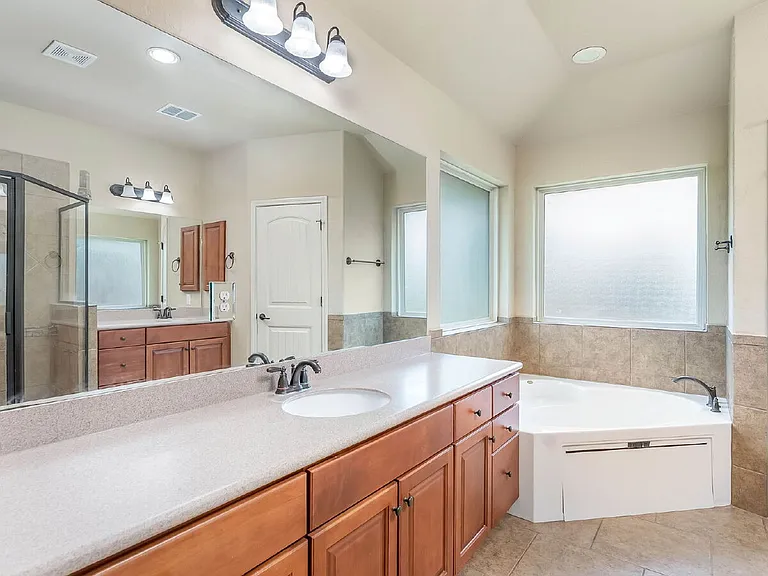 15606 Fox Ln — Photo 12