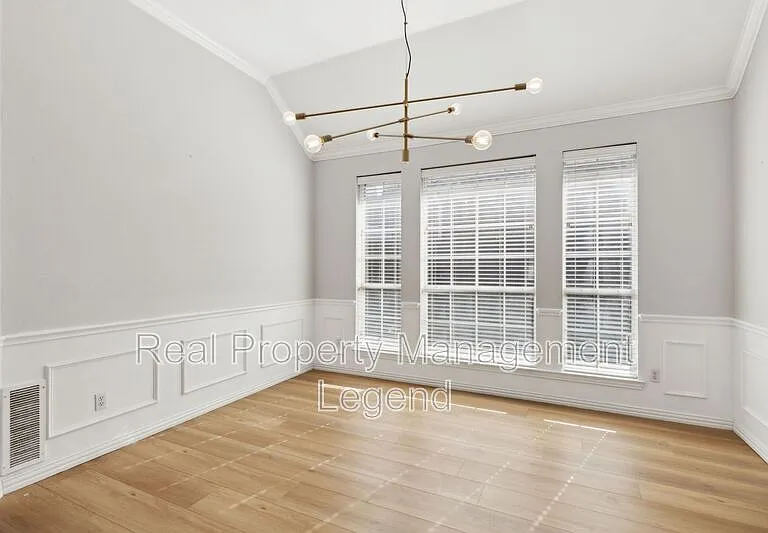 8012 Greenwood Dr — Photo 6