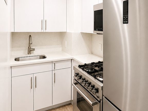 3rd image of 225 E 36th St APT 16E