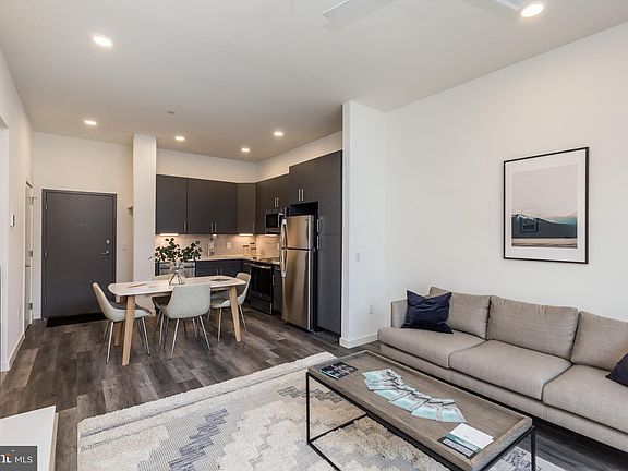 5th image of 2559 Amber St #402