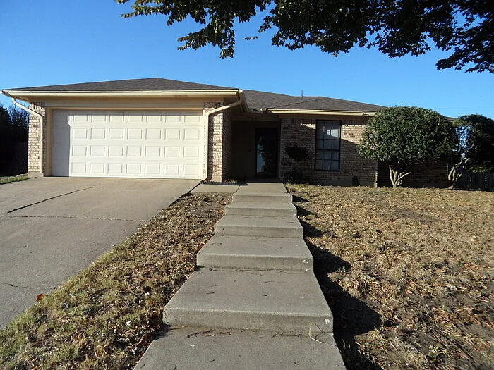 913 Springhill Dr — Photo 5