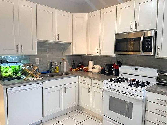 2nd image of 2056 W Division St APT 3E