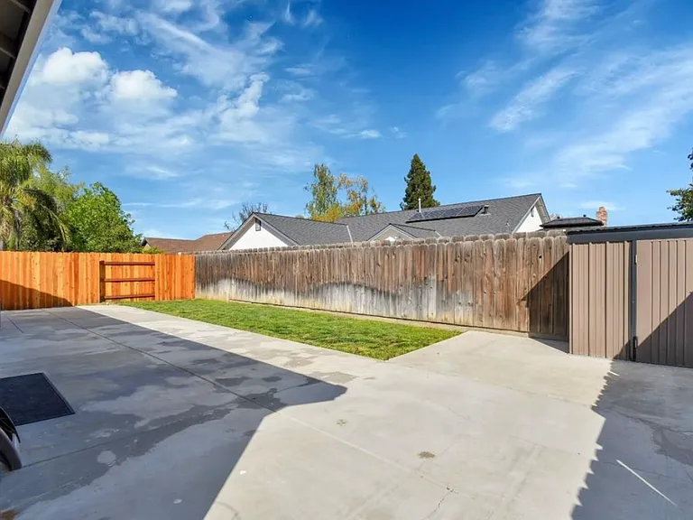 1825 Woodland Dr — Photo 2