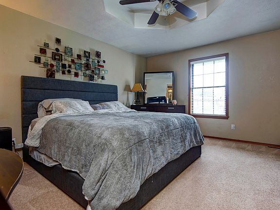 5th image of 108 W Hunter Dr