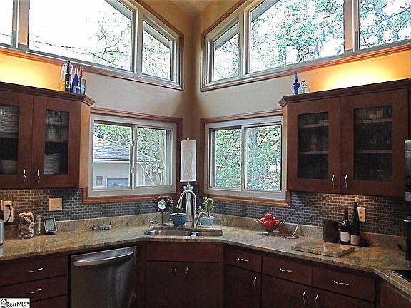 3rd image of 9 Altamont Forest Dr