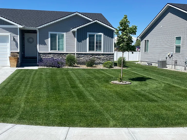 3287 E Kathaway Ln — Photo 1