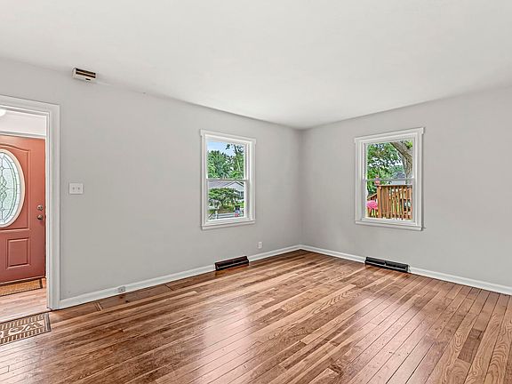 3rd image of 1618 E Ewing Ave