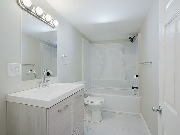 4th image of 287-289 Huxley Ave #1