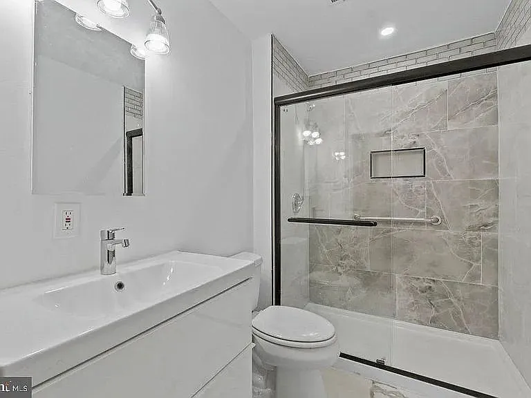 Updated 2BR Top-Floor Apartment | In-Unit Laundry + Free Parking | $1,500 — Photo 4