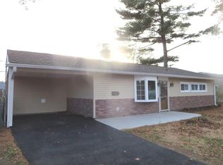 141 Farmbrook Dr, Levittown, PA 19055