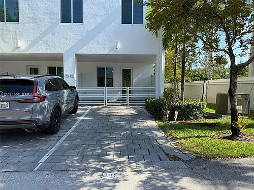 10222 NW 64th Way Photo 1