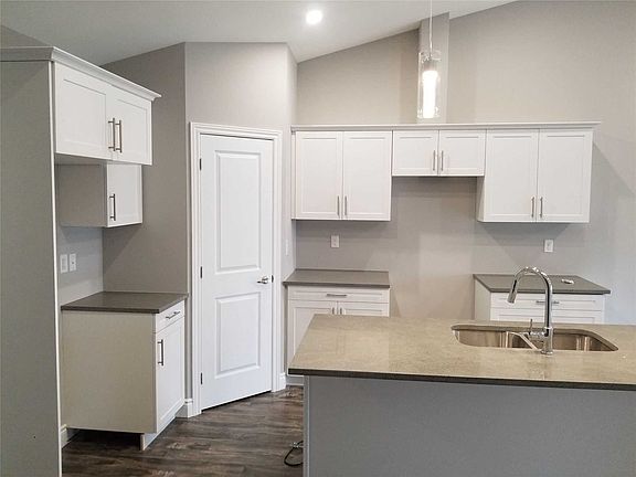4th image of 3506 Hallee Cres