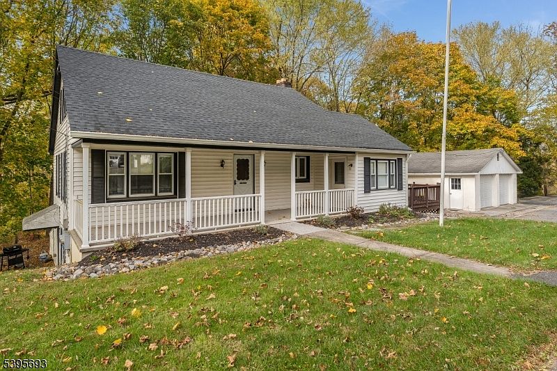 1st image of 324 Tunnel Rd