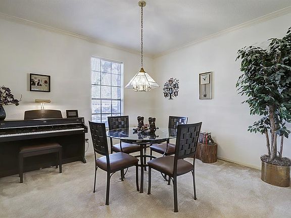 5th image of 8110 Clover Gardens Dr
