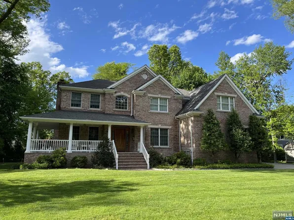 15 Charles Pl, Closter, NJ 07624